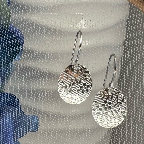 ARTISAN Sterling Silver Oval Disc Earrings with Embossed Floral Design - Picture 1 of 16